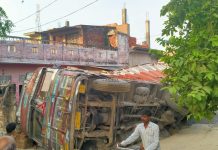 आफत बनकर पलटा राख भरा ट्रक