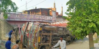 आफत बनकर पलटा राख भरा ट्रक