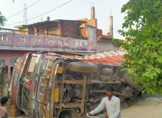 आफत बनकर पलटा राख भरा ट्रक
