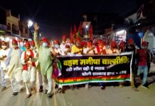 सपाईयों ने निकाला कैंडल मार्च