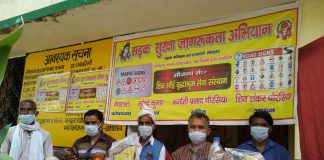 ग्रामीणो को कठपुतली के माध्यम से सड़क सुरक्षा संबंऩ्धित नियमो को लेकर किया जागरूक