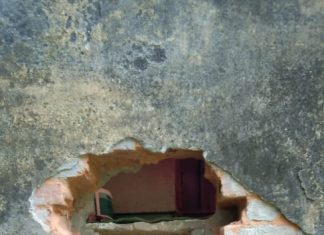सेंध काटकर ज्वेलर्स की दुकान से हजारों की ज्वेलरी चोरी
