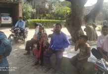 पैसा निकासी व आधार कार्ड के लिये कई दिनों से डाक घर के चक्कर लगा रहे लोग