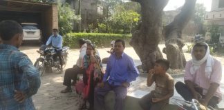 पैसा निकासी व आधार कार्ड के लिये कई दिनों से डाक घर के चक्कर लगा रहे लोग