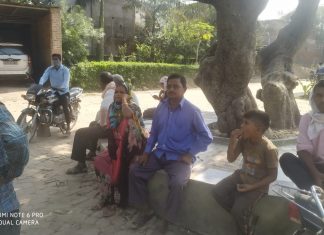 पैसा निकासी व आधार कार्ड के लिये कई दिनों से डाक घर के चक्कर लगा रहे लोग