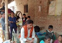 युवक की हत्या की मामले में परिजनों को ढांढस बंधाने पहुंचे युवा नेता महेंद्र सोनकर