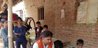 युवक की हत्या की मामले में परिजनों को ढांढस बंधाने पहुंचे युवा नेता महेंद्र सोनकर
