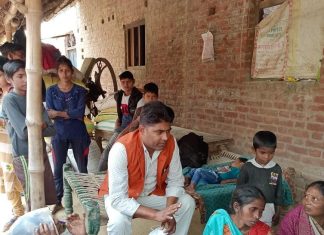 युवक की हत्या की मामले में परिजनों को ढांढस बंधाने पहुंचे युवा नेता महेंद्र सोनकर