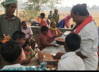 श्रद्धालुओ ने खूब चखा प्रसाद