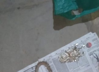 युवक ने दिखाई मानवता, रास्ते में पड़ी चांदी की सामान को किया पुलिस के हवाले