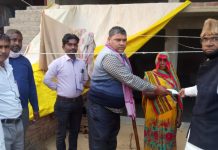मृतक सफाई कर्मी के परिवारी जन को सौंपी गई सहायता राशि