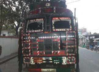 खनन विभाग क़े छापेमारी अभियान में डस्ट लदे ओवर लोड पर विभाग ने करी कार्यवाही