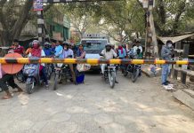 रेलवे क्रासिंग के फाटक बंद होने पर राजातालाब पंचक्रोशी मार्ग पर जाम से पब्लिक परेशान