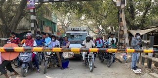 रेलवे क्रासिंग के फाटक बंद होने पर राजातालाब पंचक्रोशी मार्ग पर जाम से पब्लिक परेशान