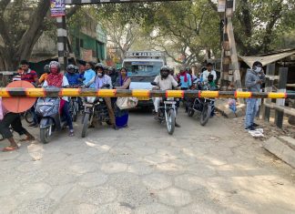 रेलवे क्रासिंग के फाटक बंद होने पर राजातालाब पंचक्रोशी मार्ग पर जाम से पब्लिक परेशान