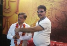 फिल्मों की पटकथा लिखने वाले सरेनी क्षेत्र के दलीपुर निवासी दिलीप शुक्ल पत्रकारों से हुए रुबरु