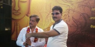 फिल्मों की पटकथा लिखने वाले सरेनी क्षेत्र के दलीपुर निवासी दिलीप शुक्ल पत्रकारों से हुए रुबरु