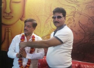 फिल्मों की पटकथा लिखने वाले सरेनी क्षेत्र के दलीपुर निवासी दिलीप शुक्ल पत्रकारों से हुए रुबरु
