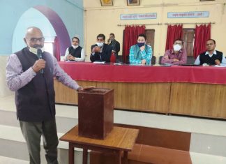 लखनऊ खण्ड स्नातक एवं शिक्षक के मतदान को सम्पन्न कराने हेतु जिलाधिकारी ने मास्टर ट्रेनरों को किया प्रशिक्षित