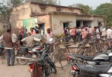 डीएपी खाद लेने के लिए किसानों की लगी भीड़ सहकारी समिति में