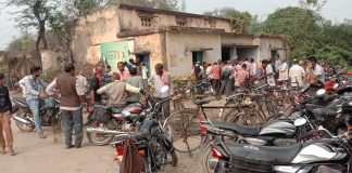 डीएपी खाद लेने के लिए किसानों की लगी भीड़ सहकारी समिति में