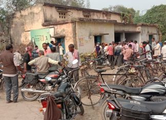 डीएपी खाद लेने के लिए किसानों की लगी भीड़ सहकारी समिति में