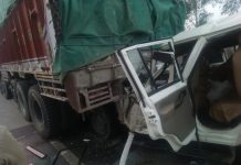 कुंडा में भीषण सड़क हादसा, ट्रक-बोलेरो भिड़ंत में गई 14 बरातियों की जान