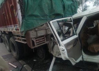 कुंडा में भीषण सड़क हादसा, ट्रक-बोलेरो भिड़ंत में गई 14 बरातियों की जान