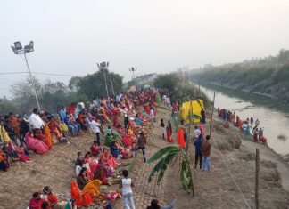 महिलाओं ने छठ पूजा कर मांगी मन्नते