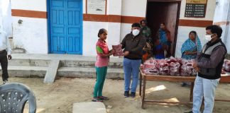 खंड शिक्षा अधिकारी के निर्देशन में परिषदीय विद्यालयों में बच्चों को किया गया निशुल्क स्वेटर वितरण