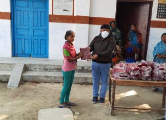 खंड शिक्षा अधिकारी के निर्देशन में परिषदीय विद्यालयों में बच्चों को किया गया निशुल्क स्वेटर वितरण