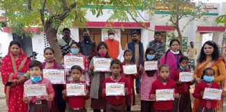 पेंटिंग प्रतियोगिता के प्रतिभागियों को बांटे गए प्रशस्ति पत्र