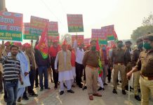 सपा कार्यकर्ताओं ने प्रदर्शन और सरकार के विरुद्ध करी नारेबाजी