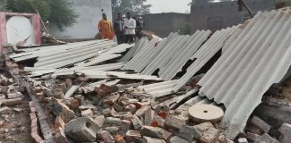 दीवार गिरने से मासूम सहित महिला गम्भीर रूप से घायल