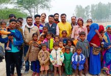 जरूरतमंदो को महराजगंज प्रेस क्लब एवं व्यापार मंडल द्वारा गर्म ऊनी कपड़ो का वितरण किया गया