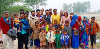 जरूरतमंदो को महराजगंज प्रेस क्लब एवं व्यापार मंडल द्वारा गर्म ऊनी कपड़ो का वितरण किया गया
