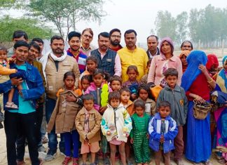 जरूरतमंदो को महराजगंज प्रेस क्लब एवं व्यापार मंडल द्वारा गर्म ऊनी कपड़ो का वितरण किया गया