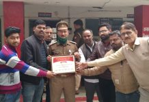 महाराजगंज प्रेस क्लब के पदाधिकारियों ने उपनिरीक्षक को किया सम्मानित