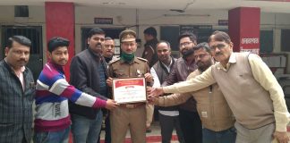 महाराजगंज प्रेस क्लब के पदाधिकारियों ने उपनिरीक्षक को किया सम्मानित