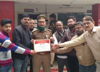 महाराजगंज प्रेस क्लब के पदाधिकारियों ने उपनिरीक्षक को किया सम्मानित