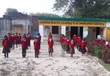 अशरफाबाद प्राथमिक विद्यालय मे बच्चो को स्वेटर वितरण किए गए