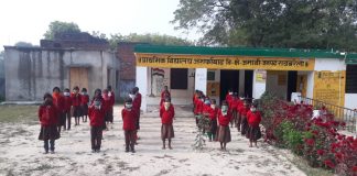 अशरफाबाद प्राथमिक विद्यालय मे बच्चो को स्वेटर वितरण किए गए