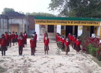 अशरफाबाद प्राथमिक विद्यालय मे बच्चो को स्वेटर वितरण किए गए