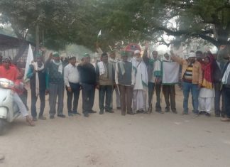 किसान यूनियन ने ऐहार टोल प्लाजा जाम कर धरना प्रदर्शन करने का प्रयास किया