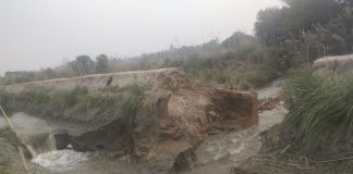 विभागीय अधिकारियों की लापरवाही, तीसरी बार कटी नहर की पटरी