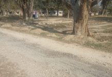 मानक विहीन सडक निर्माण को देख ग्रामीणों मे आक्रोश व्याप्त