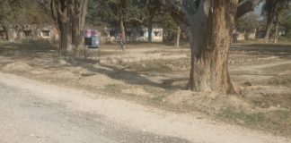 मानक विहीन सडक निर्माण को देख ग्रामीणों मे आक्रोश व्याप्त