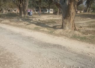मानक विहीन सडक निर्माण को देख ग्रामीणों मे आक्रोश व्याप्त