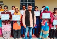 इस ग्राम की महिला प्रधान गांव की महिलाओं ,युवतियों को बना रही आत्मनिर्भर