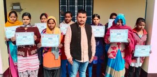 इस ग्राम की महिला प्रधान गांव की महिलाओं ,युवतियों को बना रही आत्मनिर्भर